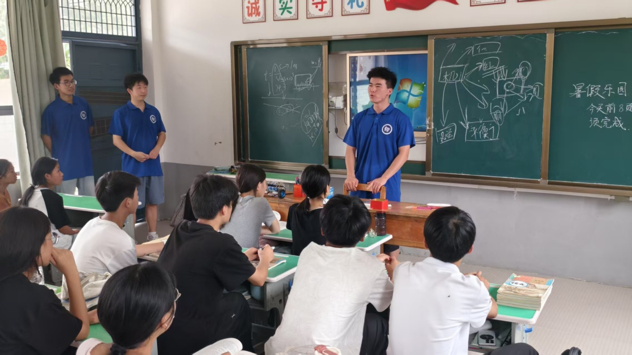 实践团队成员为同学们宣传护苗行动。 任子聪 供图 实践团队成员为同学们宣传护苗行动。 任子聪 供图