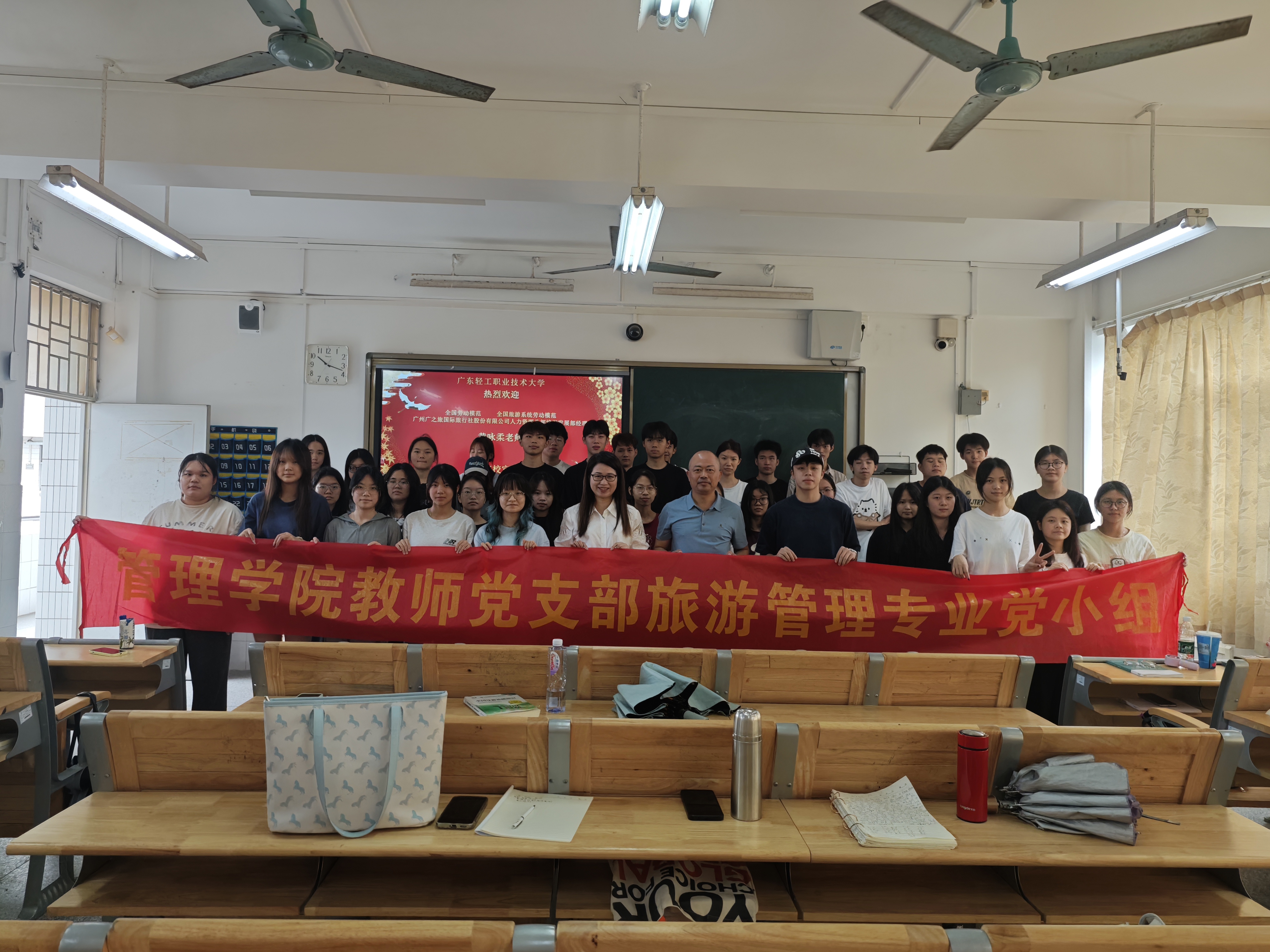 活动嘉宾与师生合影留念