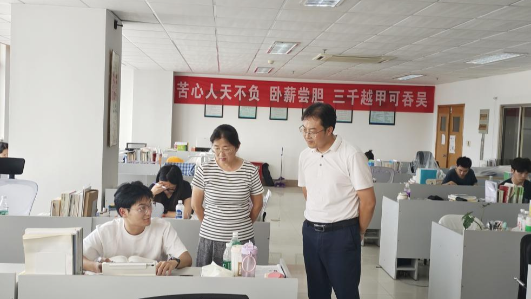 人文与社会科学学院教师第一党支部开展考研学生慰问活动