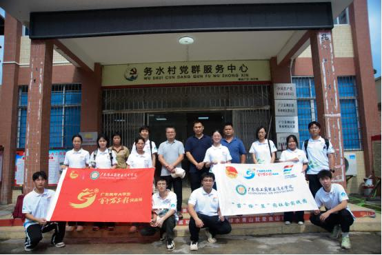 图2 师生和队员们集体合影