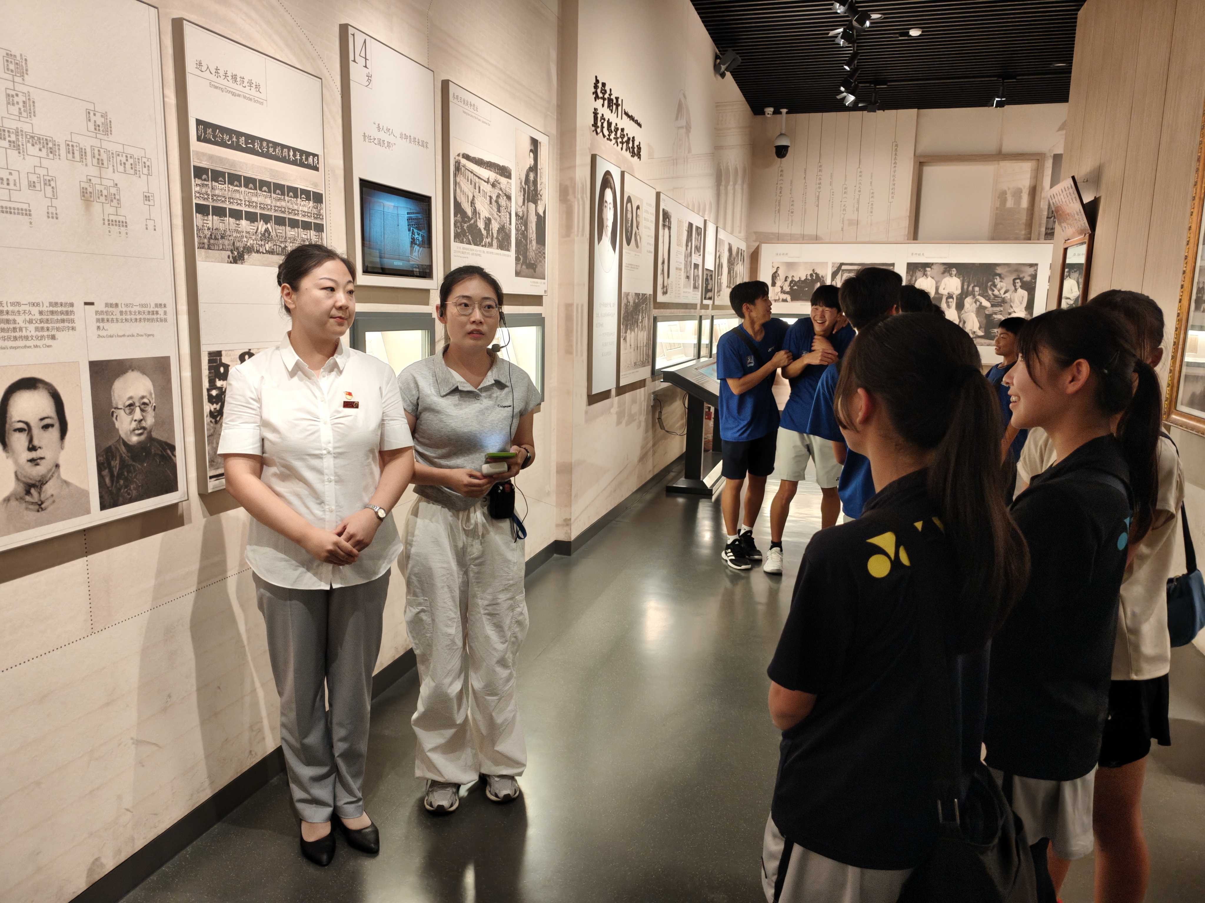 2025年8月1日，天外日语学子为日本四日市青少年访问周邓纪念馆提供翻译服务