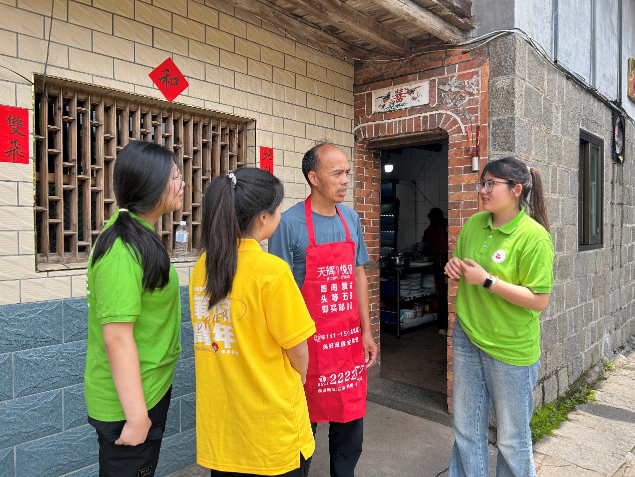 图为同学们正在采访村民