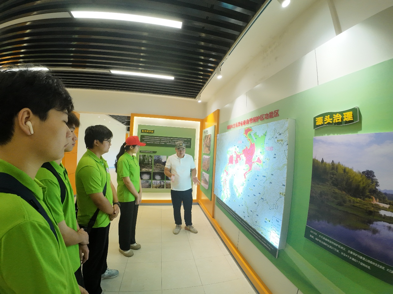 图为队员参观学习现场