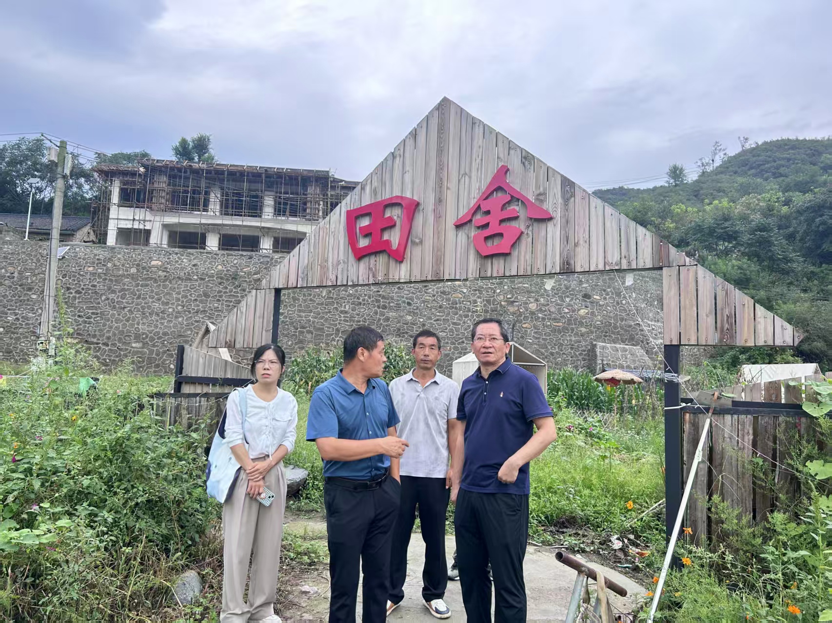 师生党支部成员实地调研大兰村民宿建设情况
