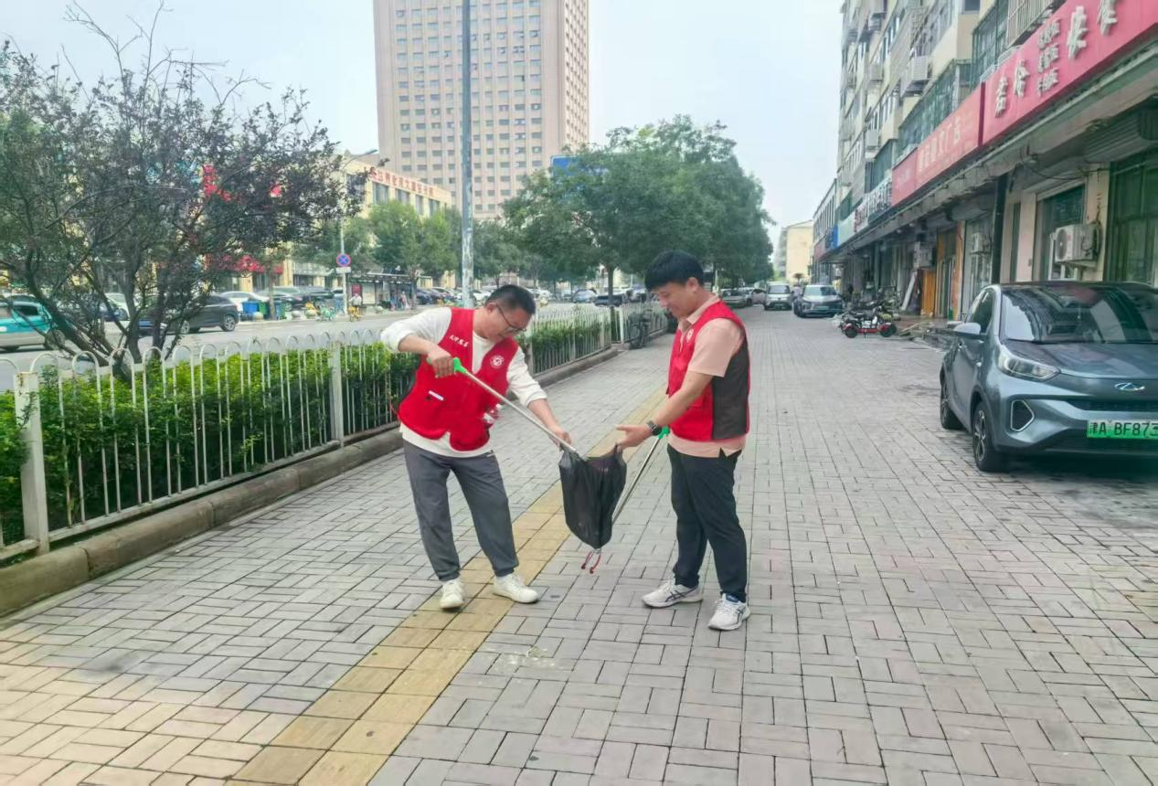 图片2在环境维护方面，教师党员们协助社区开展卫生清扫、垃圾清理、乱堆乱放整治等工作，改善了社区环境。教师党员们还走访了孤寡老人和残疾人，为他们送去关怀与温暖，帮助他们解决生活中的实际困难，营造了和谐、温馨的社区氛围。此次志愿服务活动不仅提升了社区居民的幸福感和安全感，也增强了教师党员的社会责任感和使命感。物流管理党支部以实际行动践行了“全心全意为人民服务”的宗旨，展现了新时代党员教师的风采。