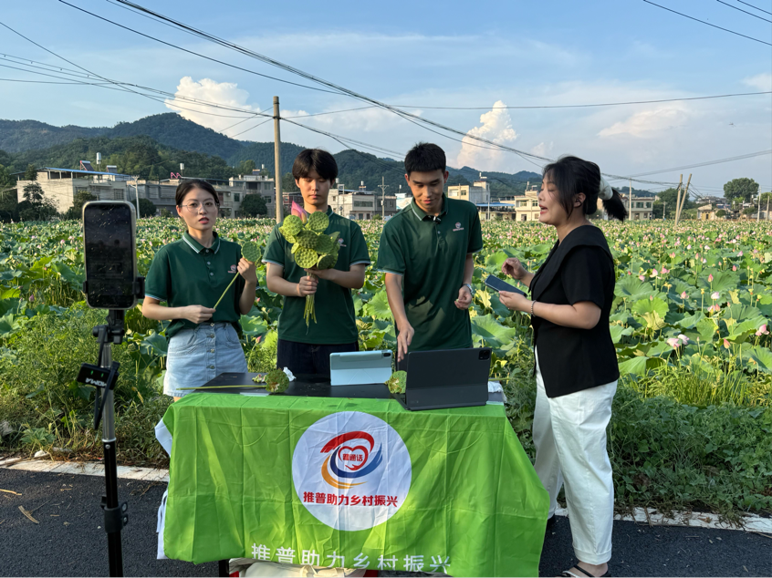 志愿者们进行助农直播 志愿者们进行助农直播