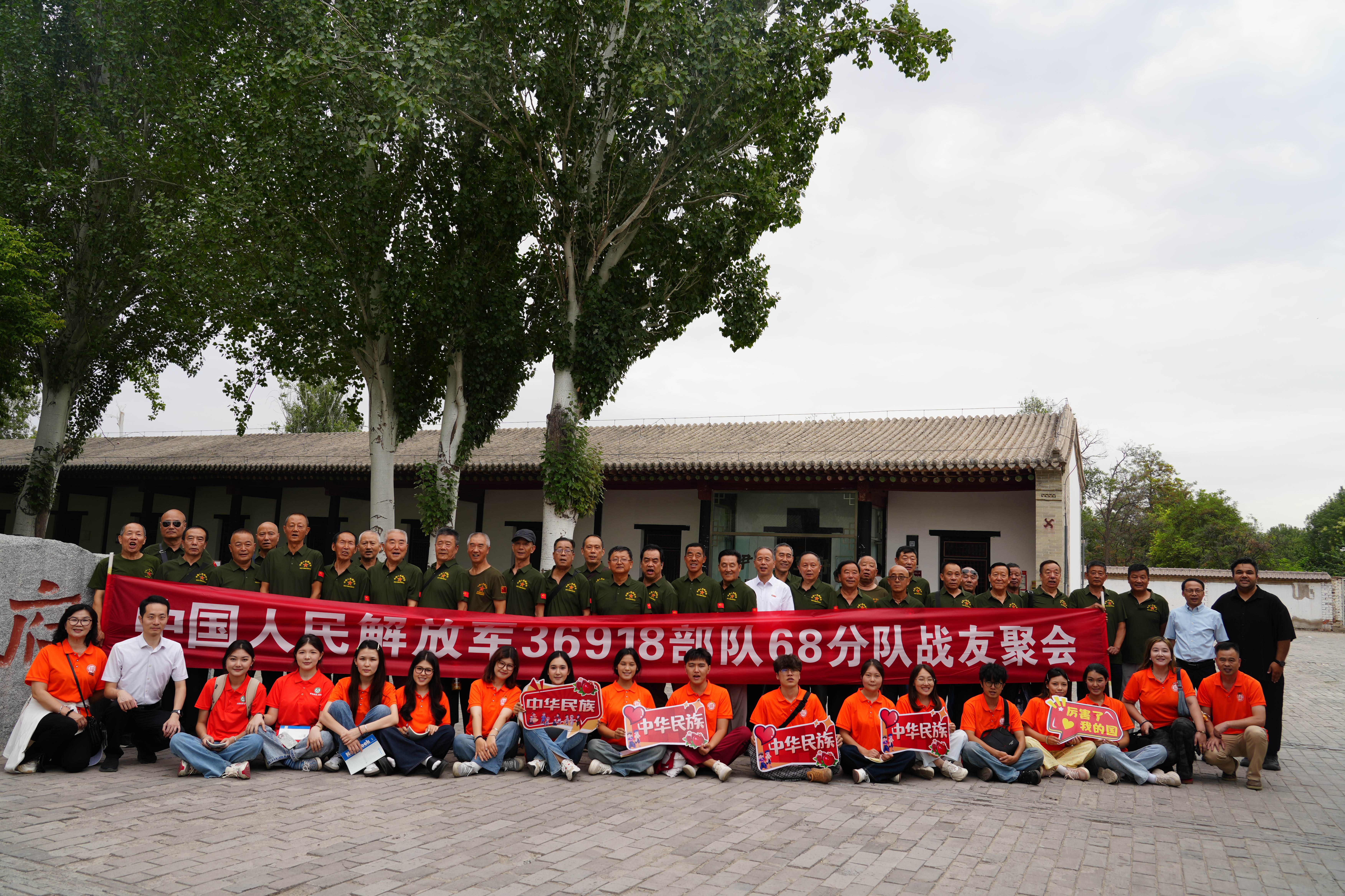 2025年7月28日实践队与退伍军人合影留念