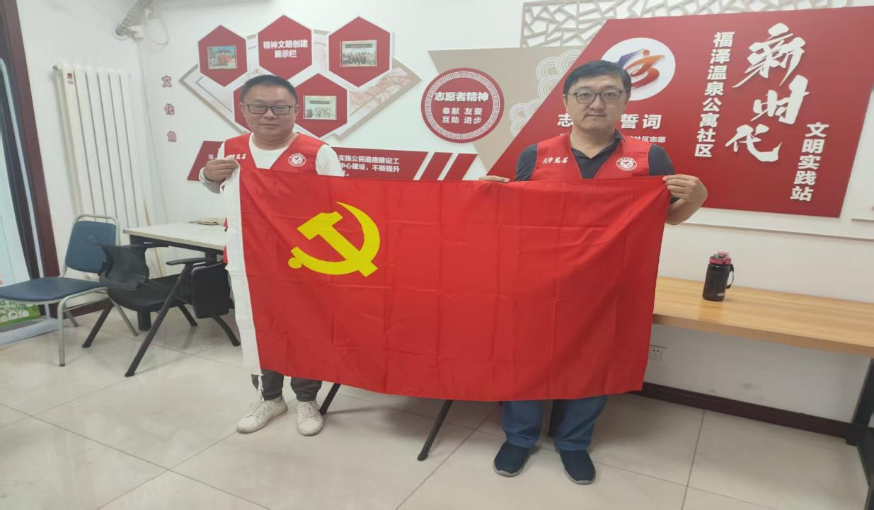 图片1炎炎夏日，物流管理党支部的教师党员们深入河东区大直沽街道福泽温泉公寓社区，开展了为期20多天的志愿服务工作，此次活动以“服务社区、关爱群众”为主题，围绕网络巡查、公共设施安全隐患排查、环境维护、文明宣传、孤寡老人与残疾人关爱等多方面展开，展现了新时代党员教师的责任与担当。教师党员们深入社区网格，对公共设施进行巡查，重点排查了电动车违规停放、飞线充电等行为，切实提升了社区居民的安全意识。