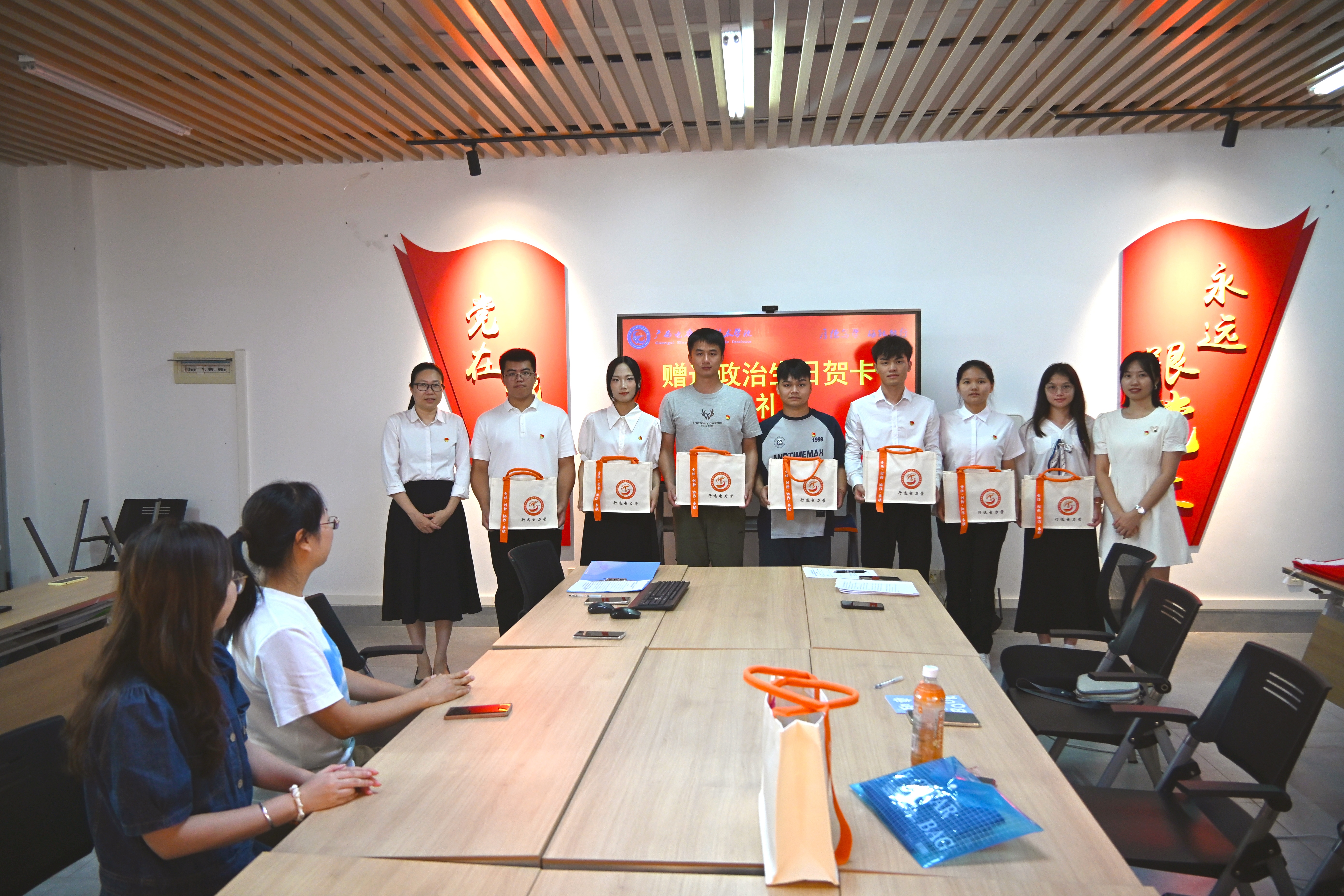 为优秀毕业生党员颁发政治生日卡和纪念品 为优秀毕业生党员颁发政治生日卡和纪念品