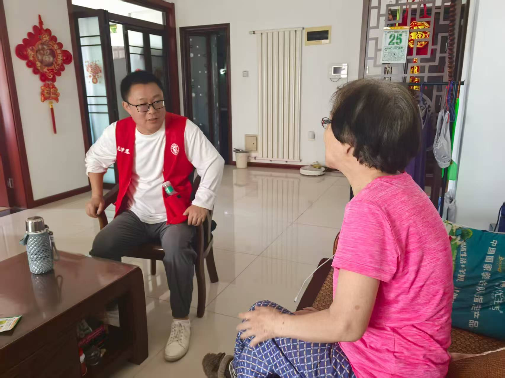 图片3同时，他们还积极参与文明宣传，向居民宣传不文明养犬、乱扔垃圾、不文明停车等行为的危害，并倡导文明出行、文明养犬等行为。志愿服务是连接社区与群众的桥梁，是新时代党员践行初心使命的重要体现。物流管理党支部在社区治理中探索“党建+志愿服务”新模式，以实际行动诠释了“奉献、友爱、互助、进步”的志愿精神，为构建和谐社区、推动基层治理精细化、推动社会文明进步和提升治理效能贡献了智慧和力量。