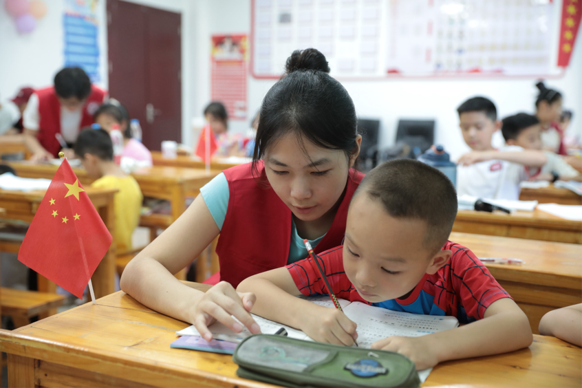 志愿者老师对孩子们进行作业辅导 志愿者老师对孩子们进行作业辅导