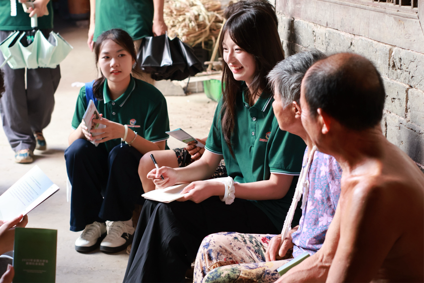 志愿者们和老人交流、推广普通话 志愿者们和老人交流、推广普通话