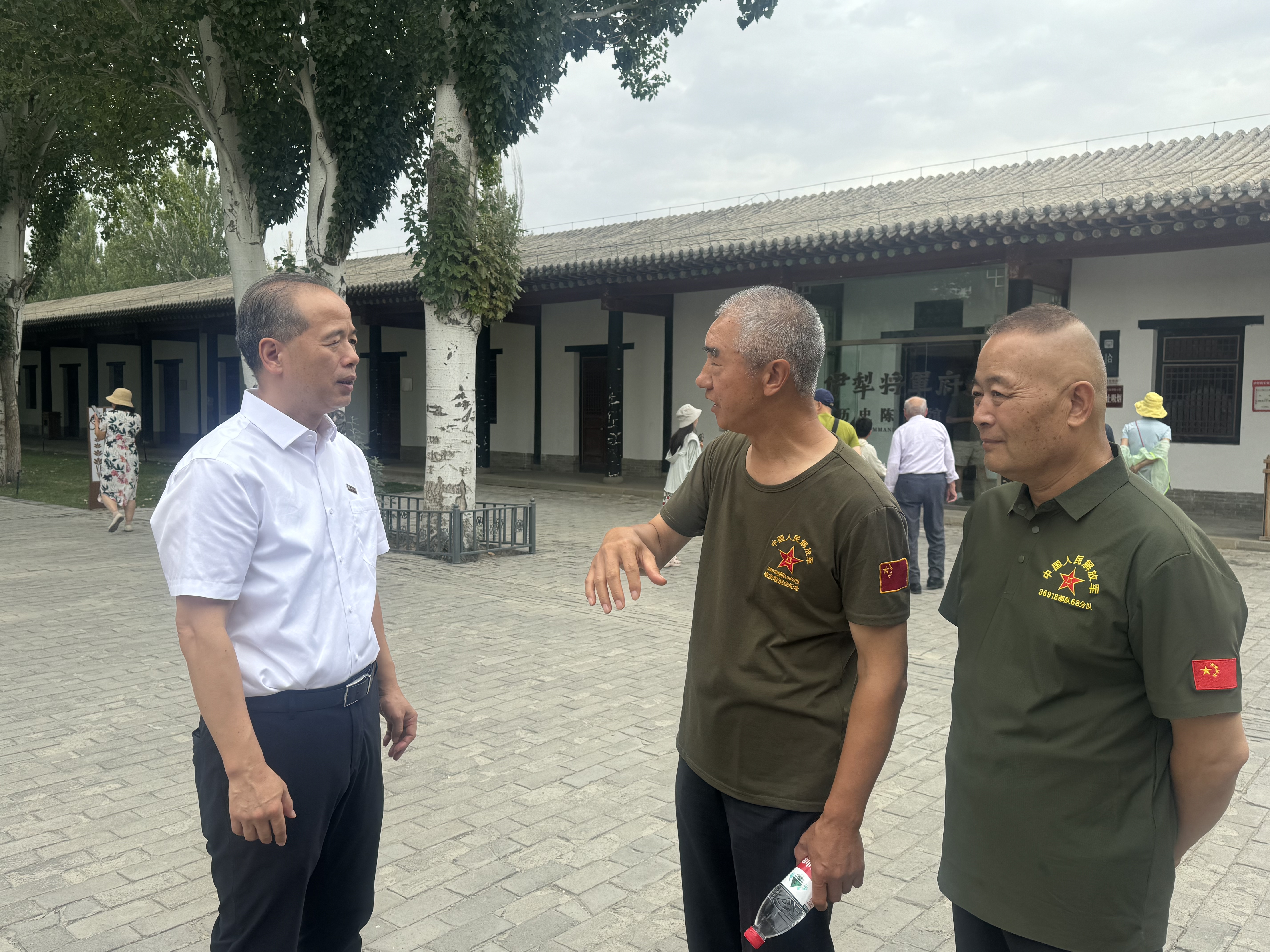 2025年7月28日校党委副书记王向阳与退伍军人交流