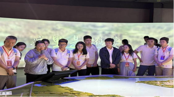 图2：学院参观学习雄安印象馆照片