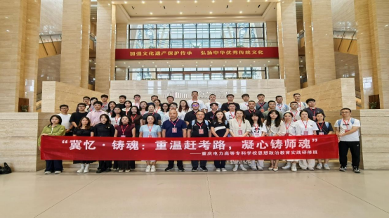 1学员在河北省博物院大厅合影