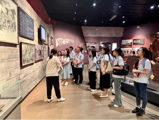 图4：学员参观冉庄地道战展厅照片