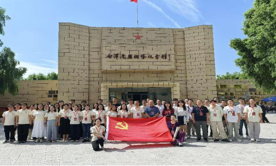 图1：学院参观学习白洋淀雁翎队抗战纪念馆照片