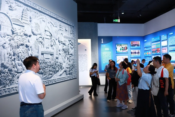 与会代表参观北方民族大学铸牢中华民族共同体展示中心