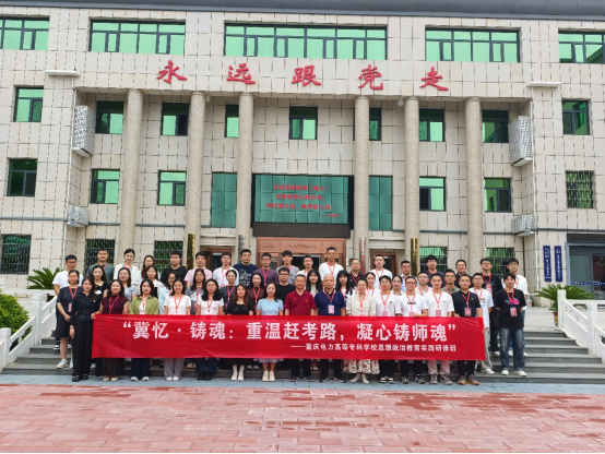 图3：学员在正定县塔元庄村委门口合影