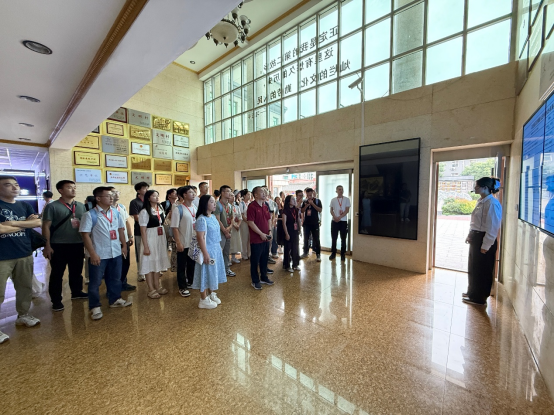 图2：学员参观学习塔元庄村2025年两委干部承诺及工作目标照片