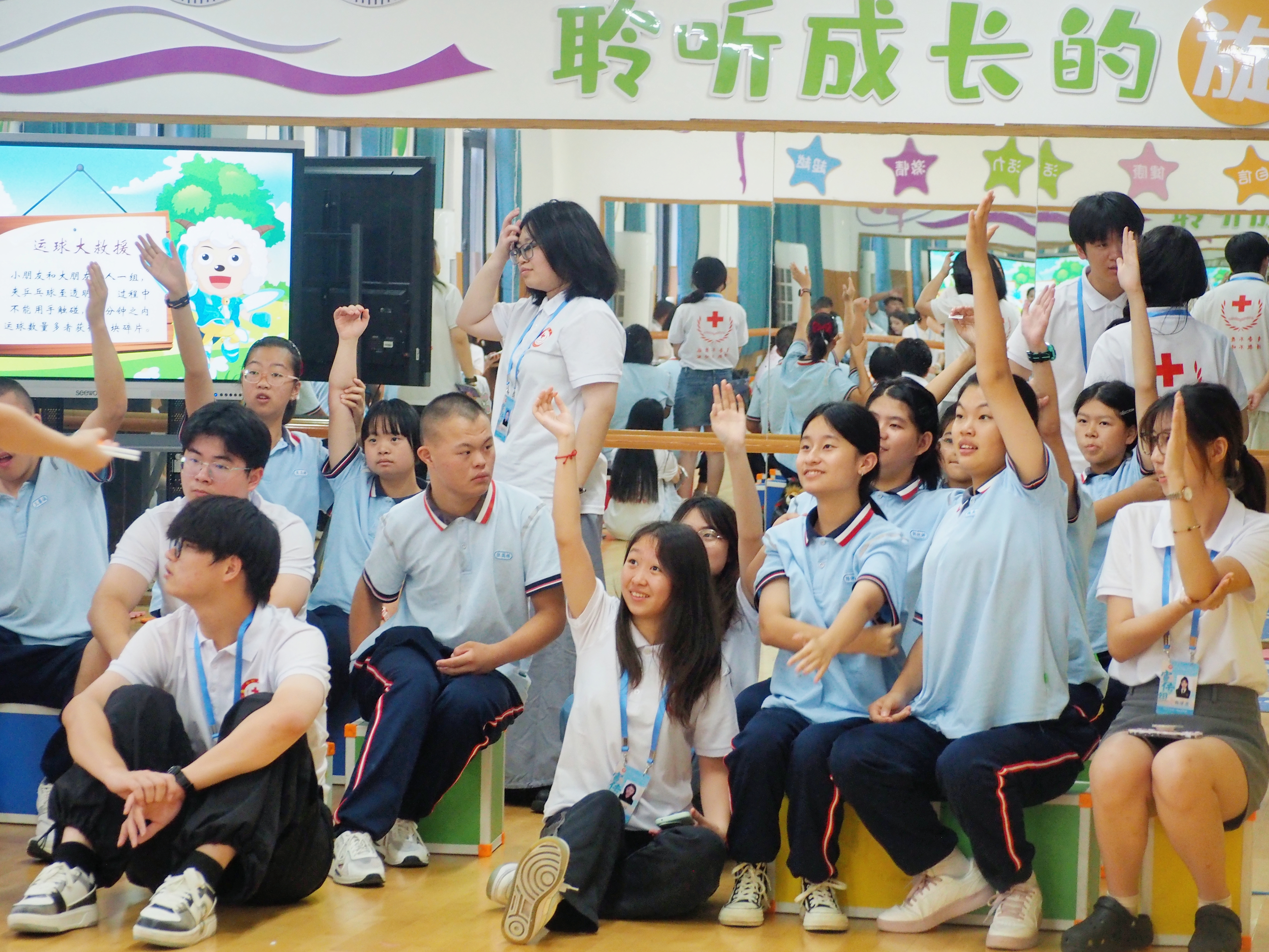 10小朋友积极举手参与挑战（摄：陈可嘉）