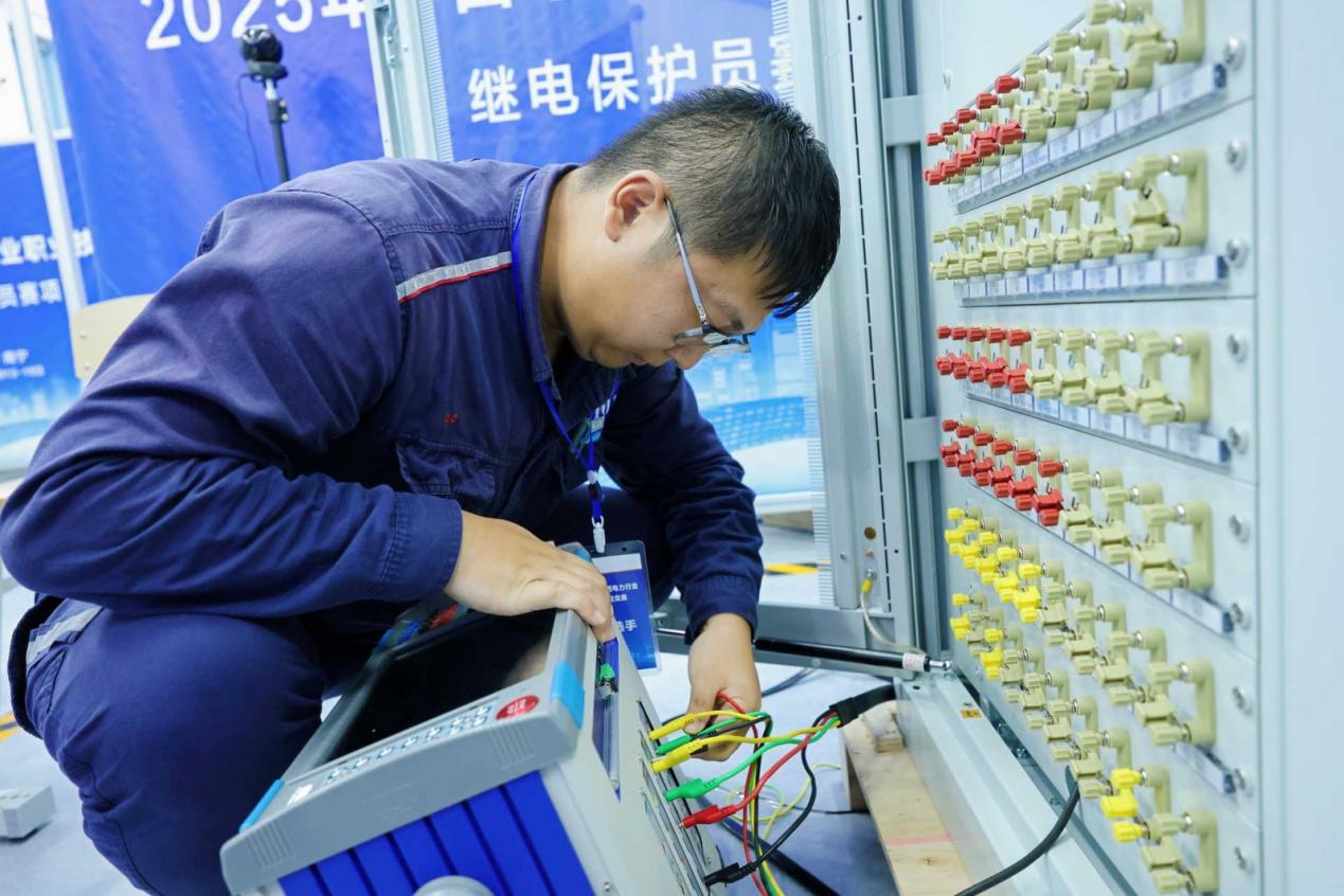 图8：实操考核现场参赛人员进行试验接线