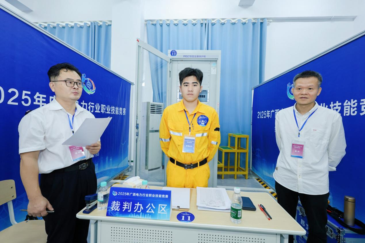 图6：电力工程学院潘光贵（右一）老师作为大赛裁判