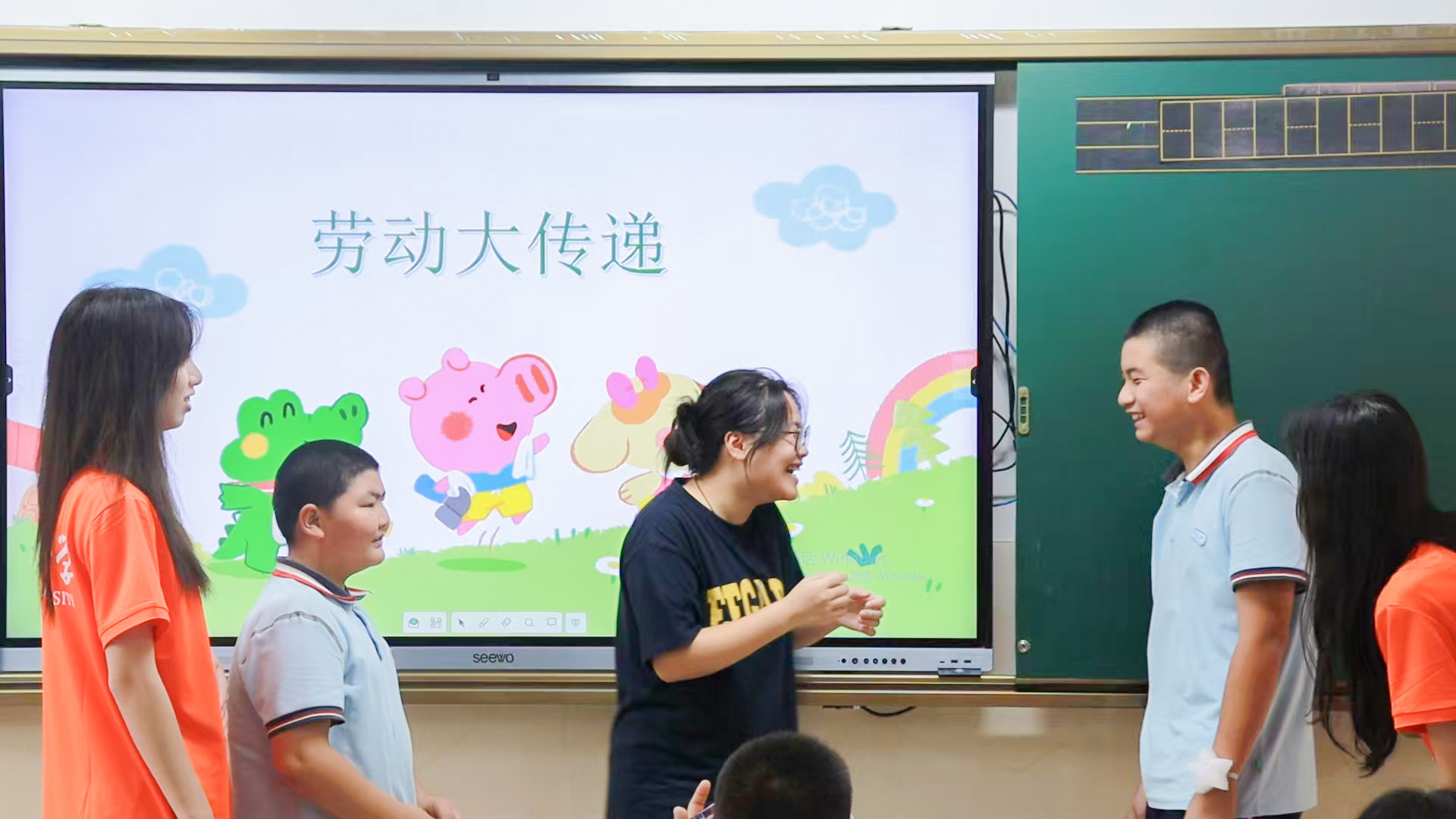04实践队员和小朋友传递猜测劳动事项（摄：杨梓煊）