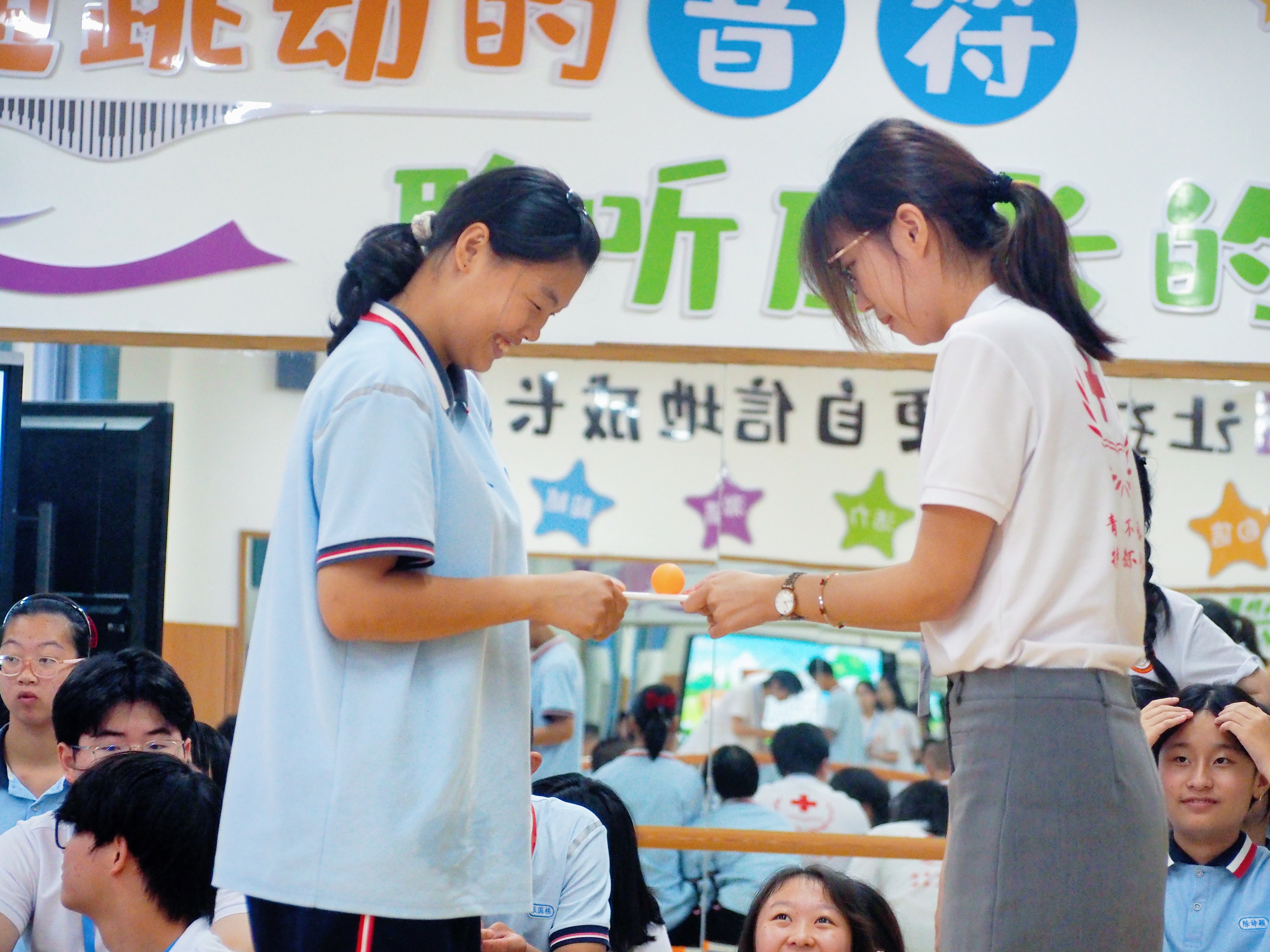 08小朋友大朋友开心地进行运球挑战（摄：陈可嘉）
