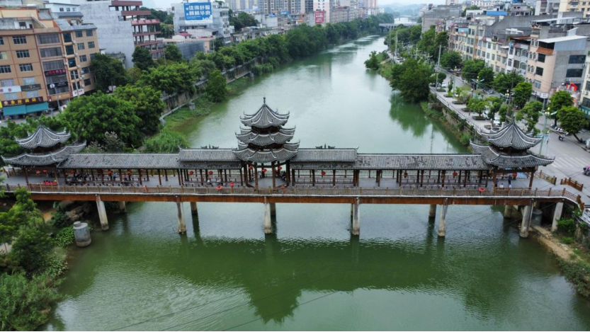 针对都安标志性建筑——凤来风雨桥，实践团对其桥体结构开展系统性检测，确保这一交通枢纽与文化符号的安全稳固。
