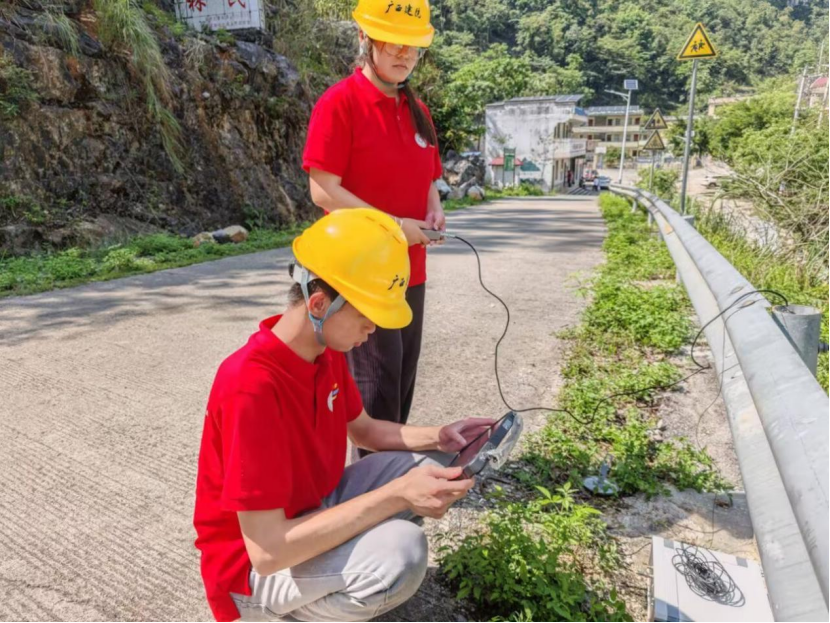 实践团成员进行钢质护栏立柱埋深检测
