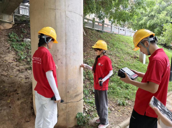 实践团对凤来风雨桥进行检测
