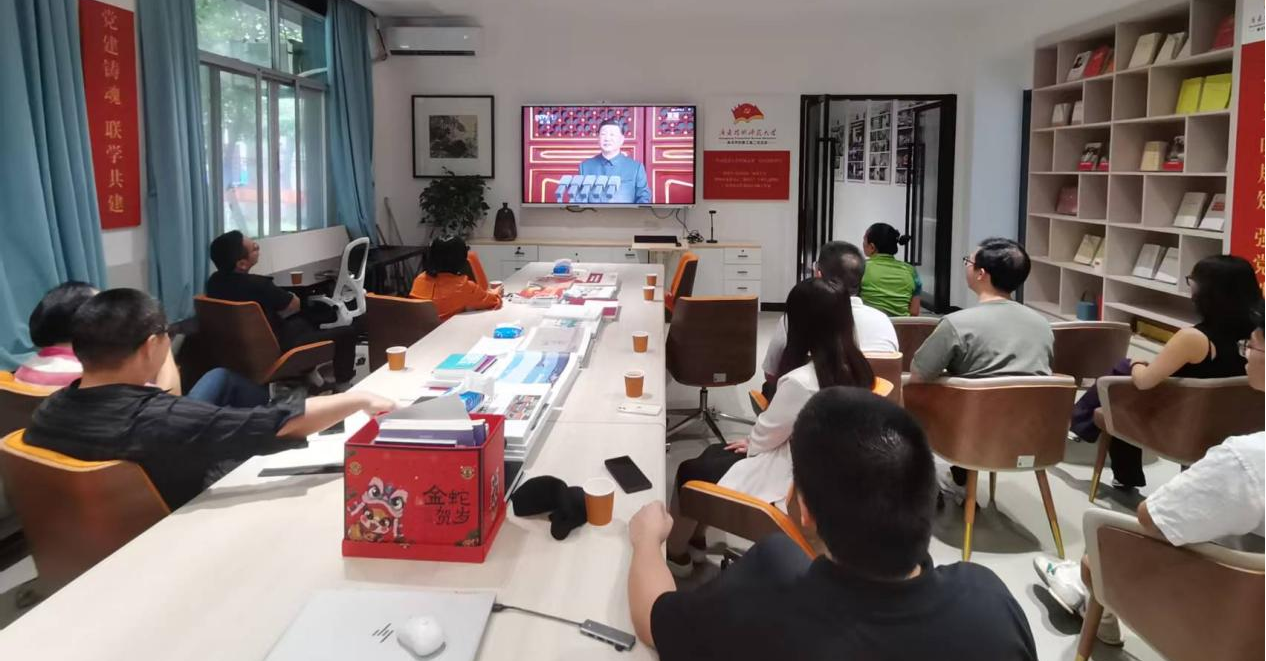 支部师生集中观看阅兵 支部师生集中观看阅兵