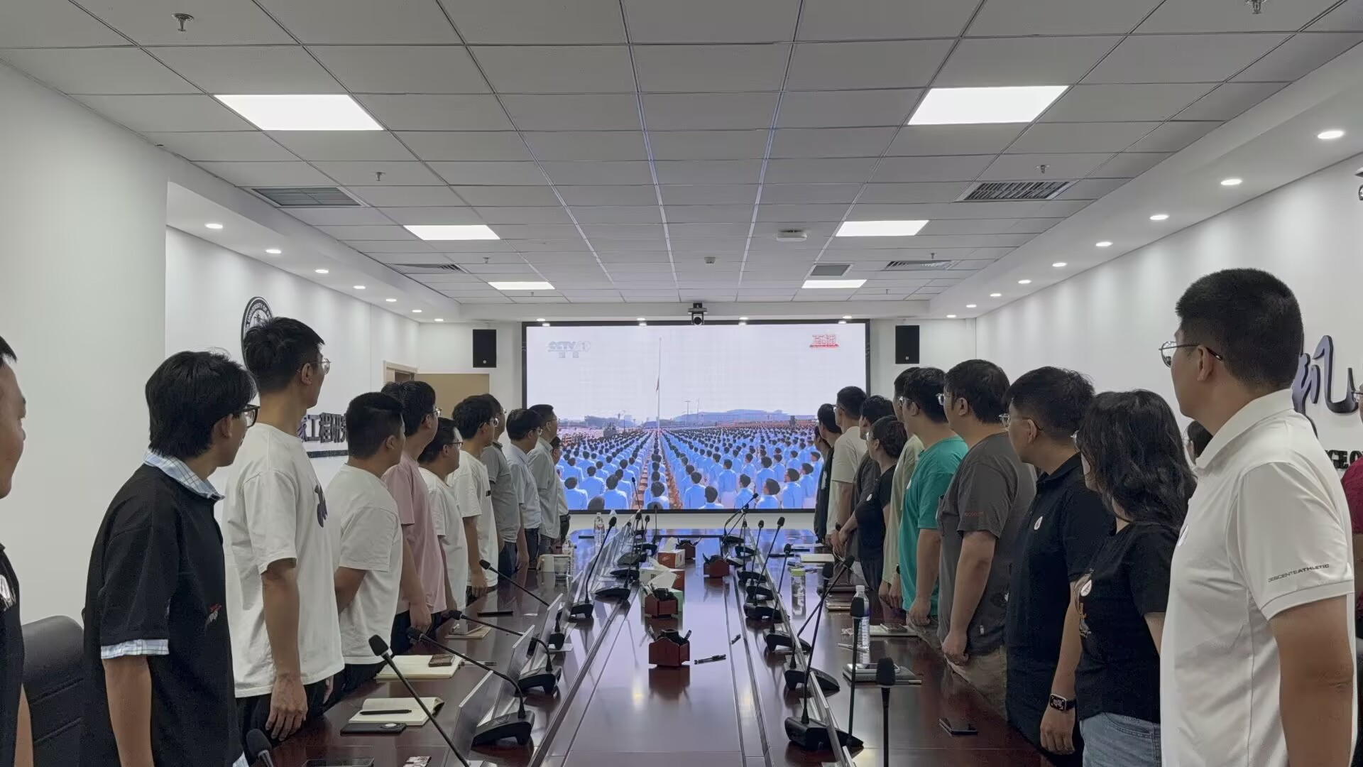 全体起立奏唱国歌 王欣童摄