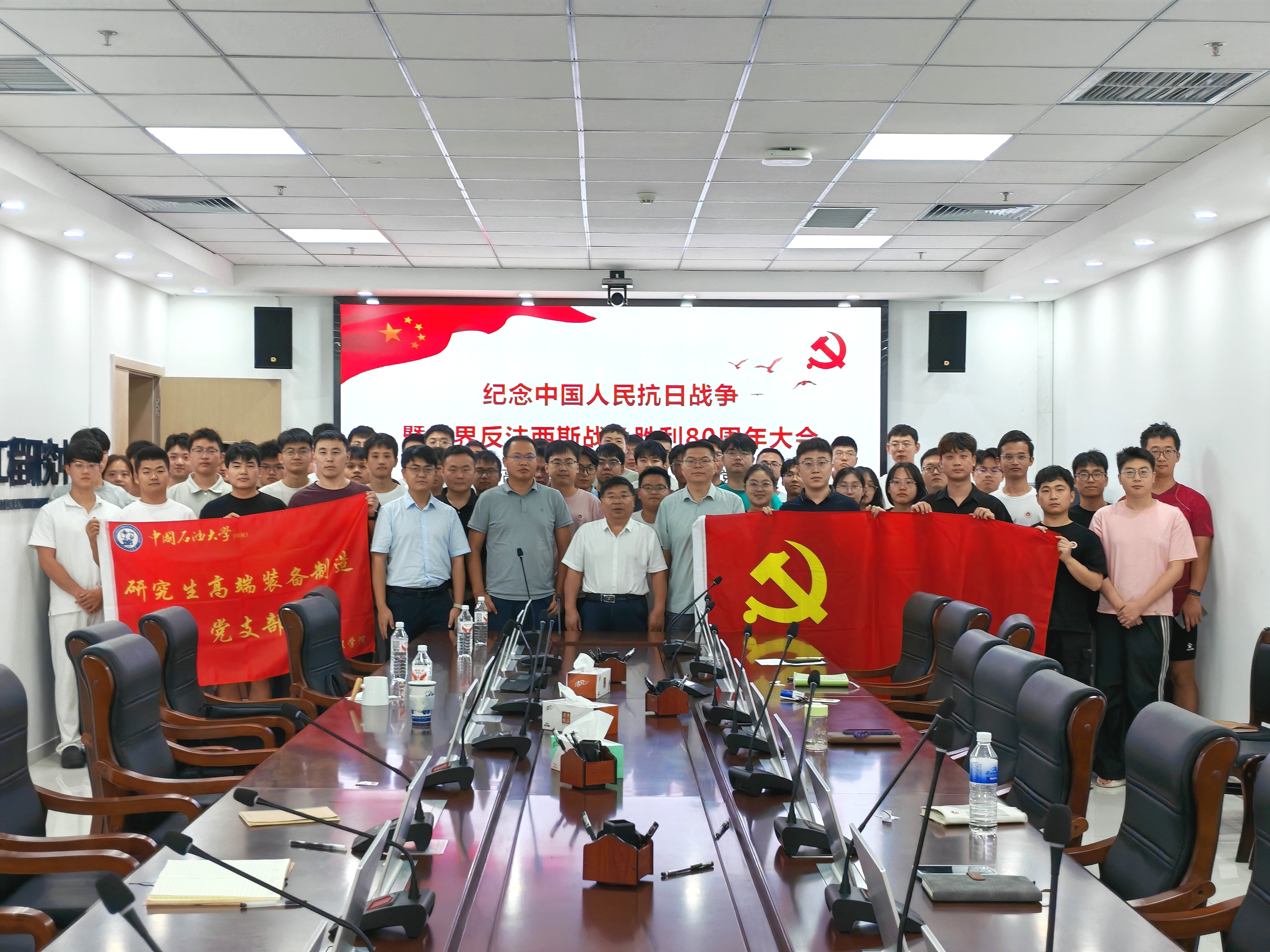 共观阅兵仪式大会合影留念 闫明宇摄