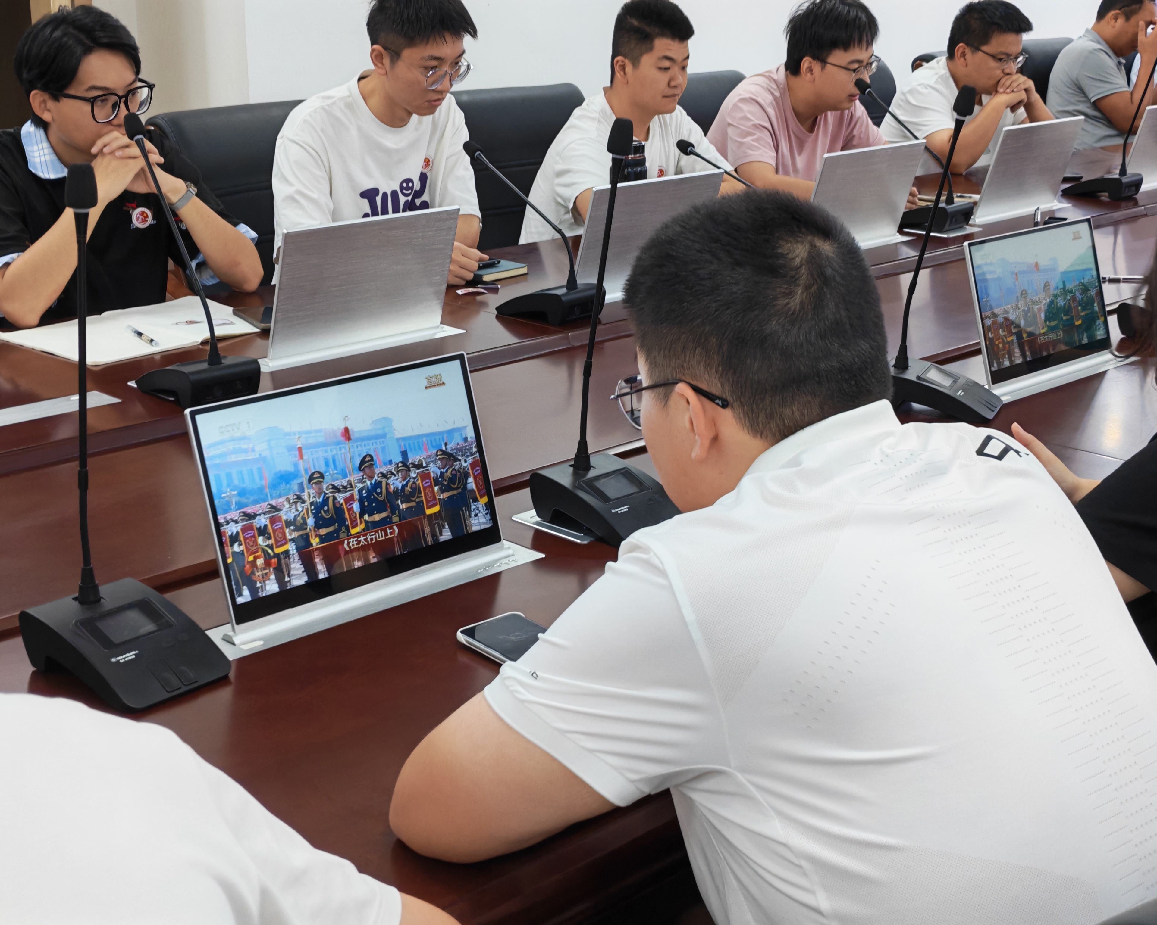 学生党员认真观看阅兵仪式 闫明宇摄
