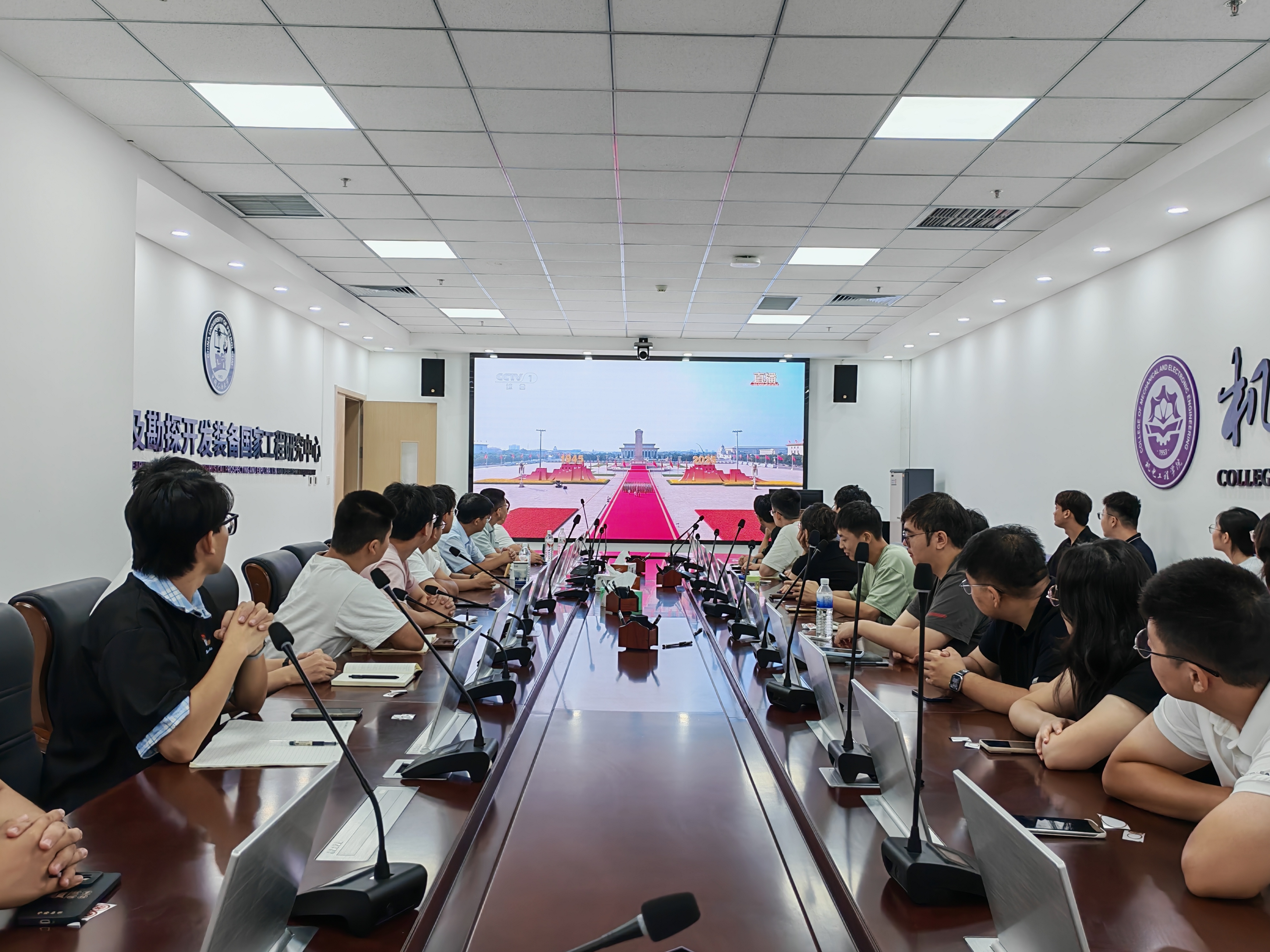 现场成员认真观看阅兵仪式 王欣童摄