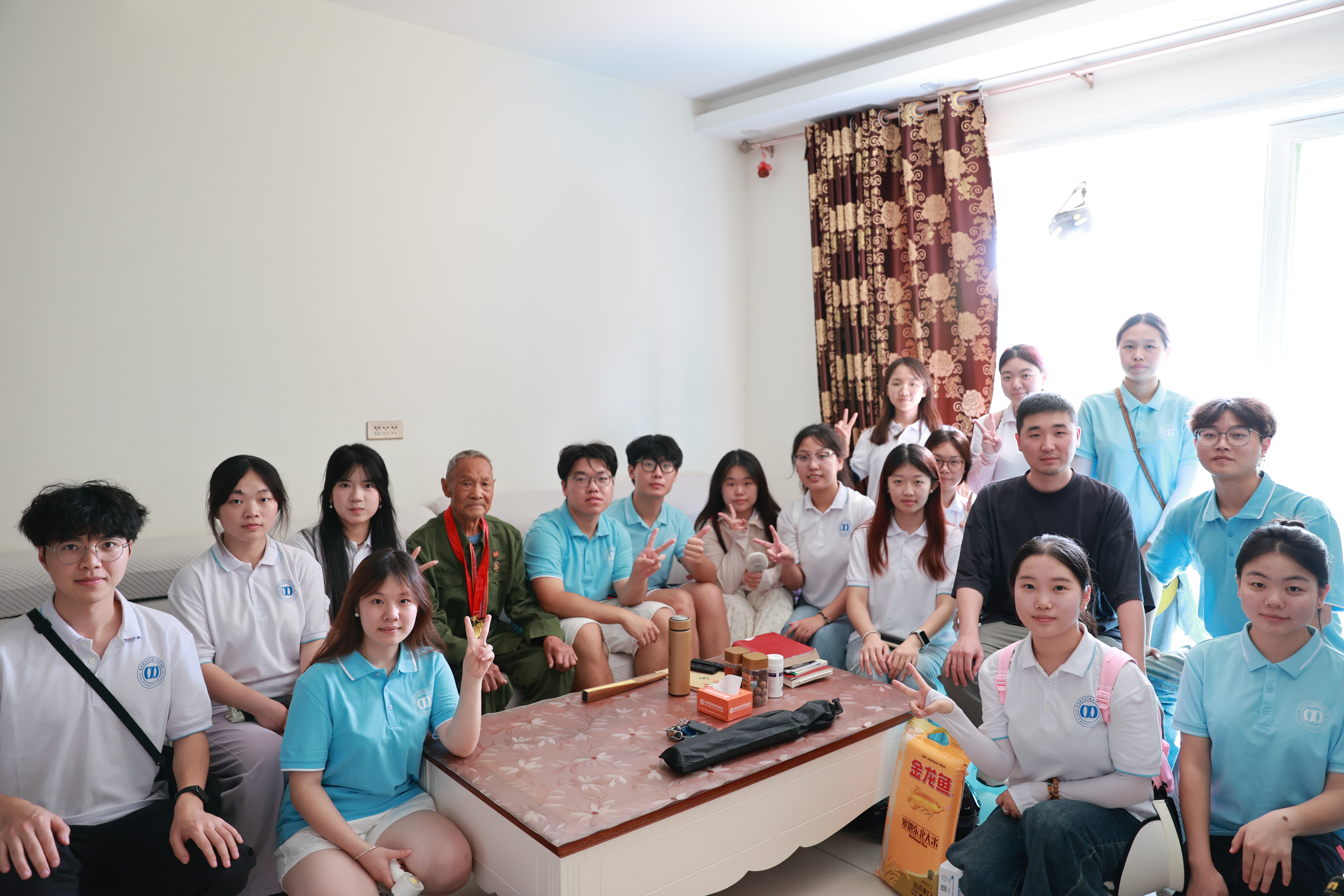 图十 全体与王显明老人合影 图十 全体与王显明老人合影