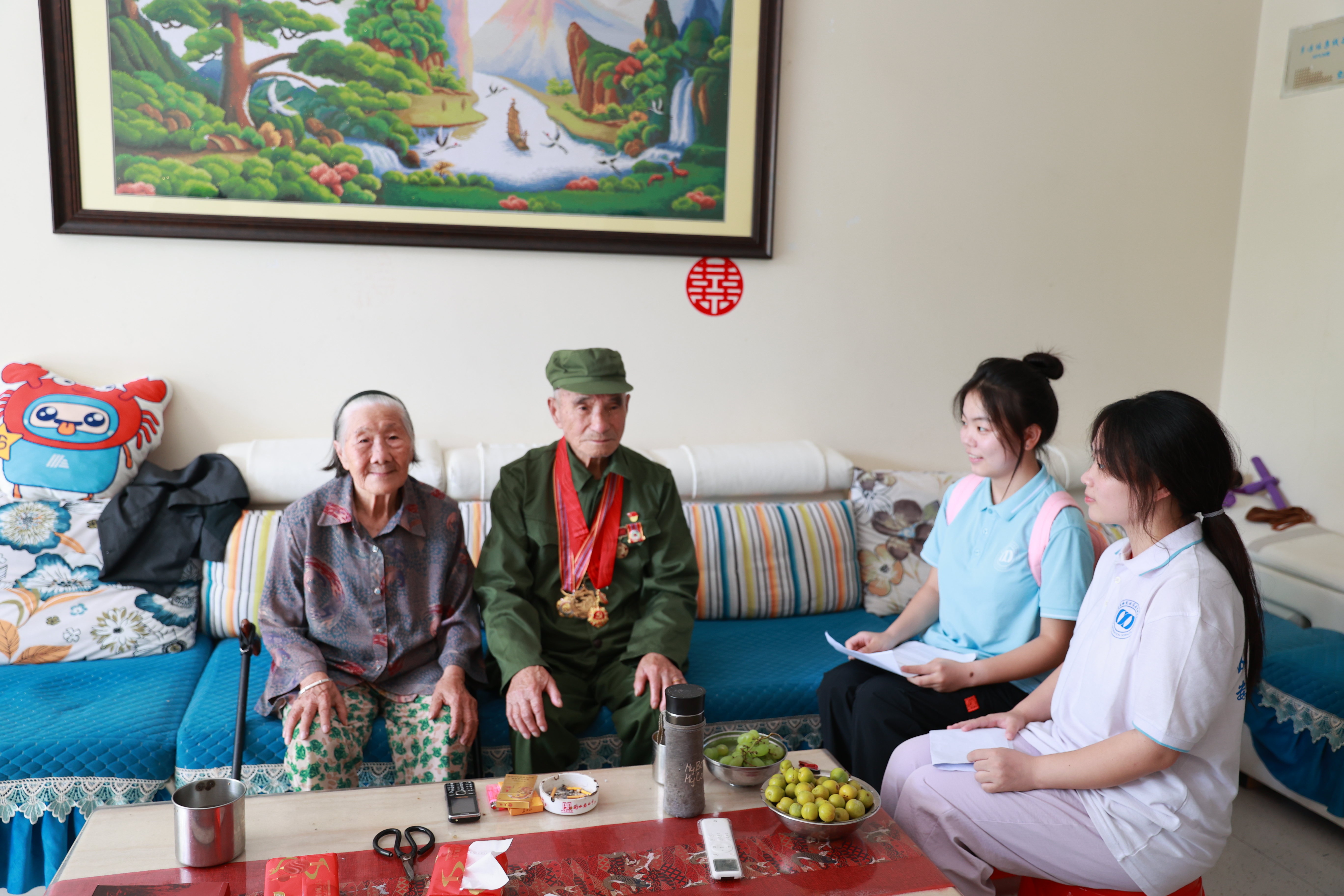 图六 采访程云清夫妇 图六 采访程云清夫妇