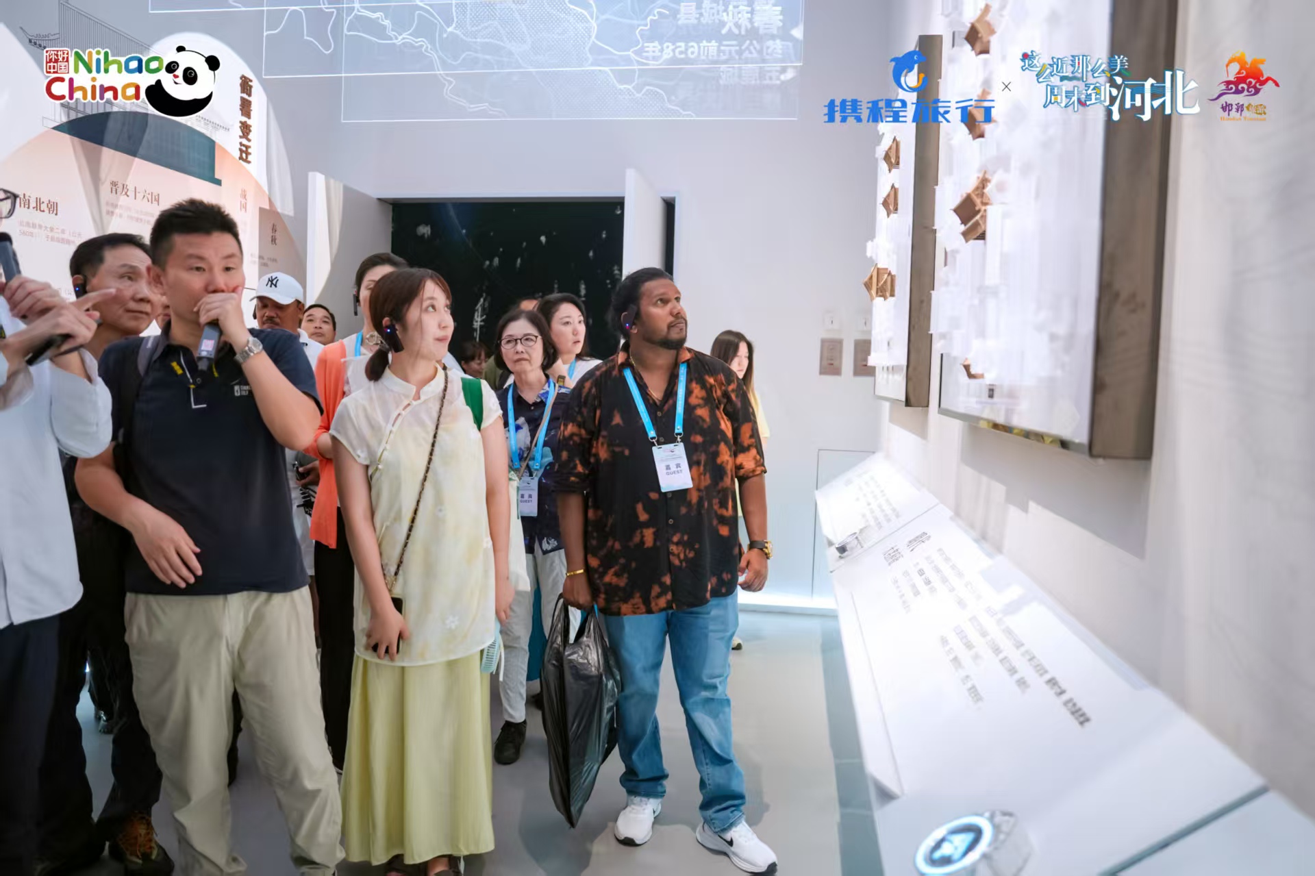 天津外国语大学日语学院日本文化系教师党支部书记王耀振为“你好！中国”2025亚洲旅行商中国行·邯郸站提供翻译服务场景3