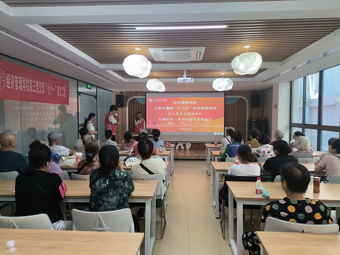 图1：志愿者在五指山河南西社区做主题宣讲