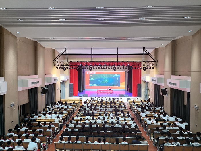 图3：志愿者为海南省民族技工学校师生做主题宣讲