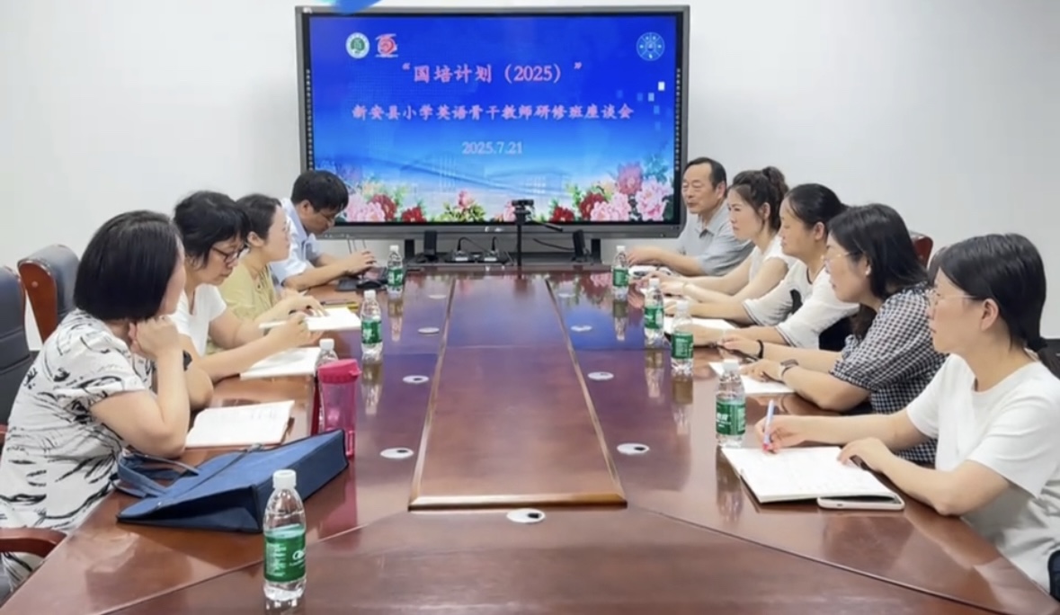 与培训学员座谈 与培训学员座谈