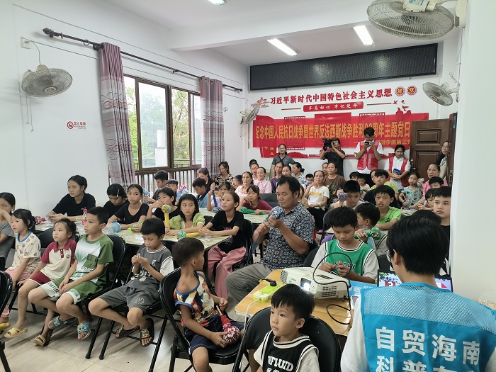 图2：志愿者在昌江黎族自治县重合村委会做主题宣讲