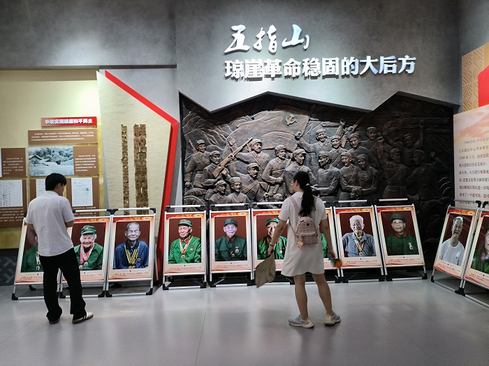图6：团队成员参观五指山革命根据地纪念园