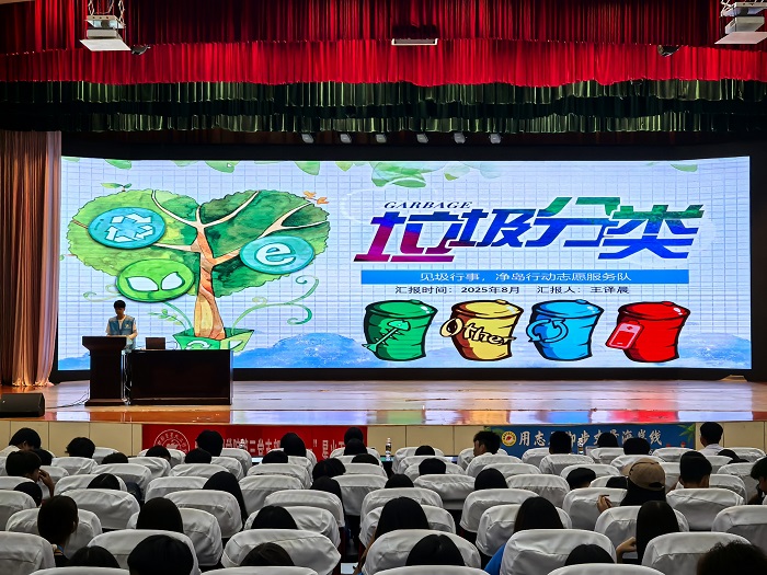 图4：志愿者为海南珠江源高级职业技术学校师生做主题宣讲