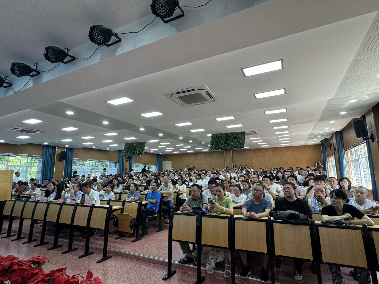 图为2025级新生家长齐聚一堂 图为2025级新生家长齐聚一堂