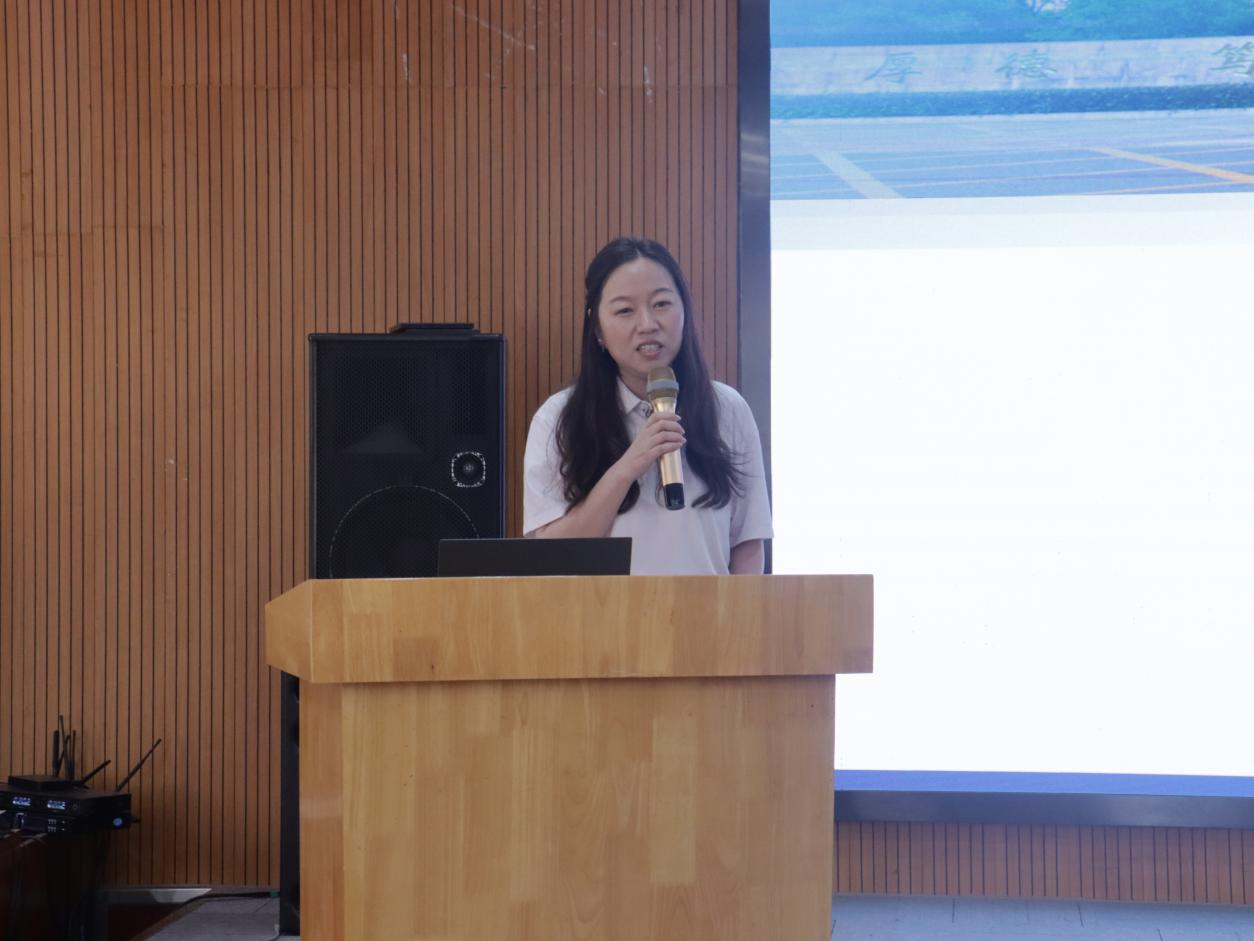 图为法学与新闻传播学院党总支书记、院长胡蕾讲话 图为法学与新闻传播学院党总支书记、院长胡蕾讲话