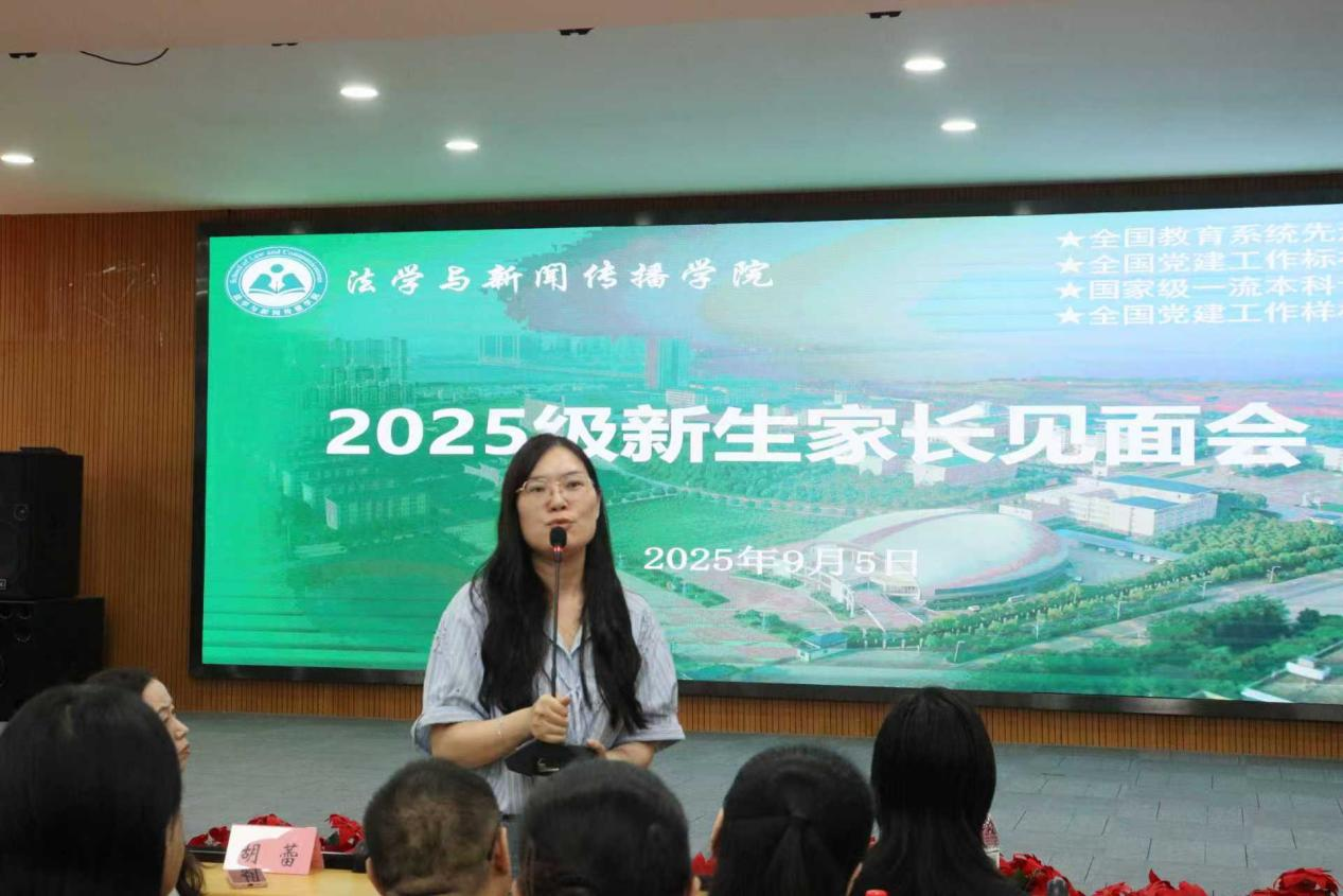 图为法学与新闻传播学院副院长王黎黎答疑 图为法学与新闻传播学院副院长王黎黎答疑