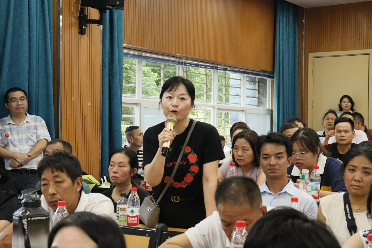 图为2025级新生家长提问 图为2025级新生家长提问